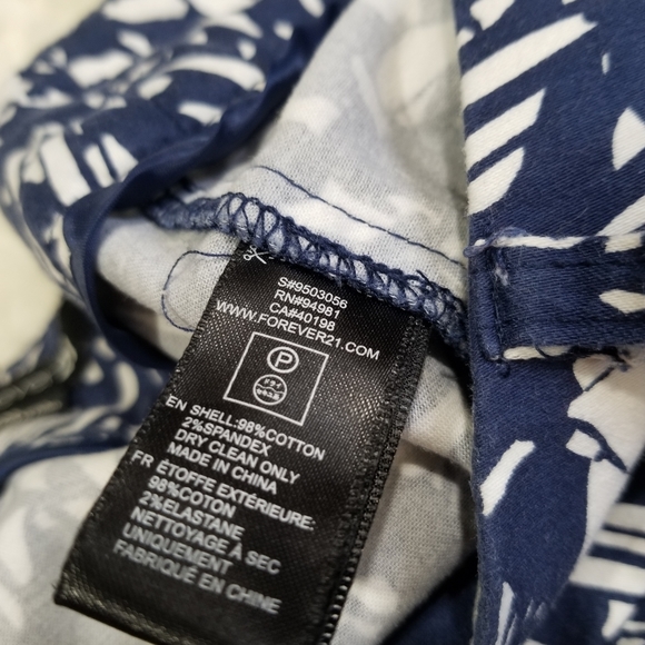 Forever 21 blue and white pattern mini skirt. M - Picture 5 of 9